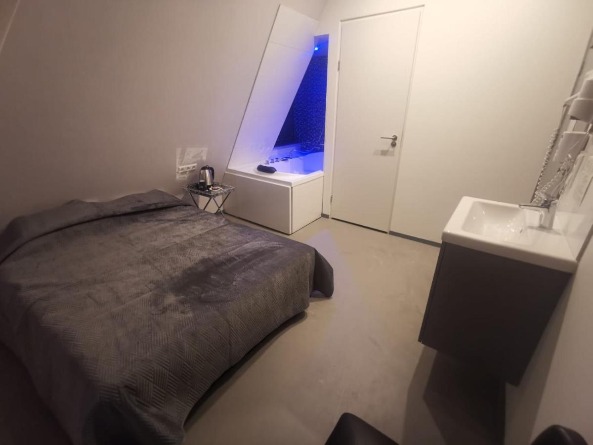 Hotel-Chao Nl 24 Hours Open Утрехт Экстерьер фото